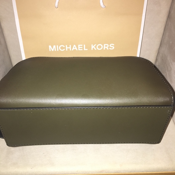 MICHAEL KORS KHAKI/BLACK LEATHER TOILETRY BAG - Picture 3 of 11